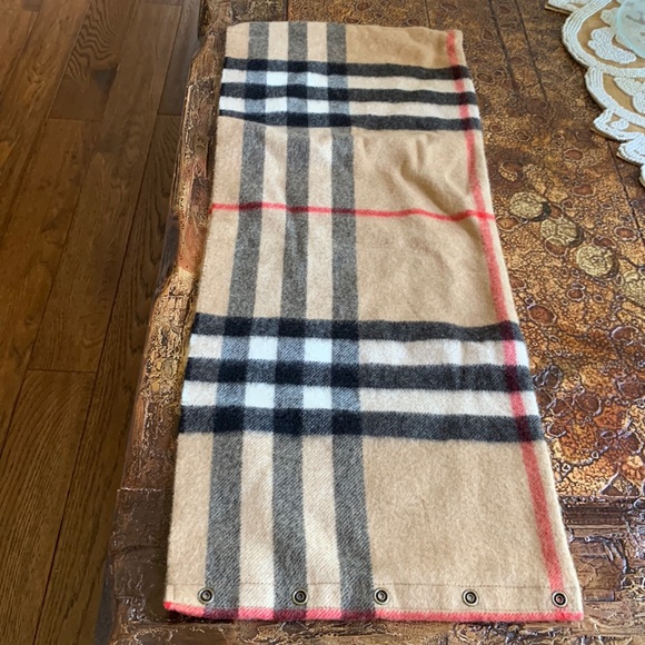 Kid’s scarf one size Burberry good condition like new